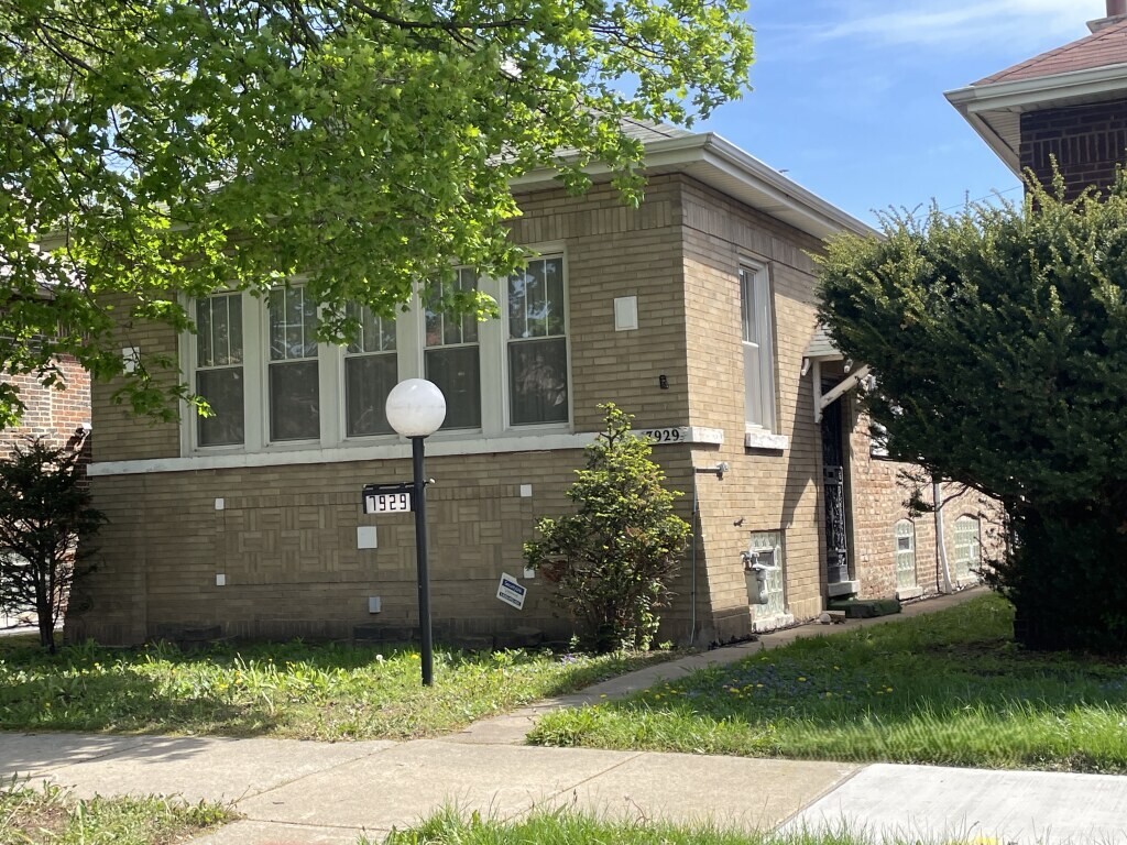 7929 S Lane Chicago, IL 60620 - Photo 2 of 6