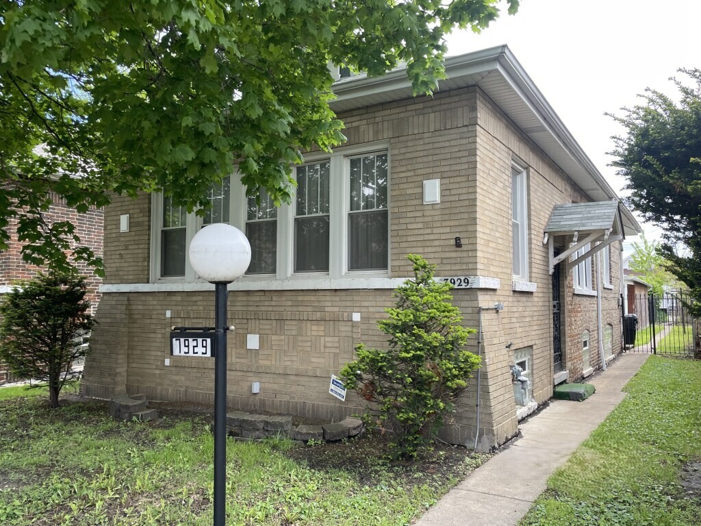 7929 S Lane Chicago, IL 60620 - Photo 3 of 6