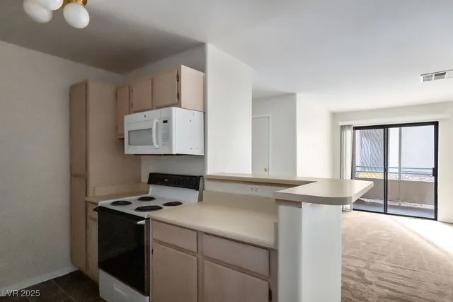 $1,035 | 5261 South Lindell Road, Unit 105, Las Vegas, NV 89118