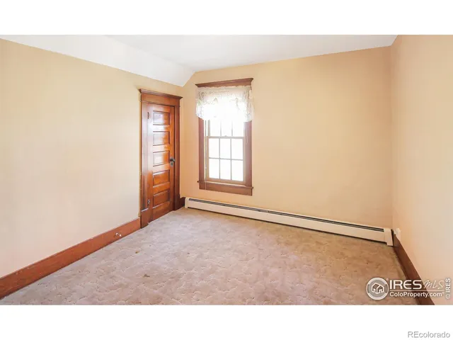 a black and white photo of a building