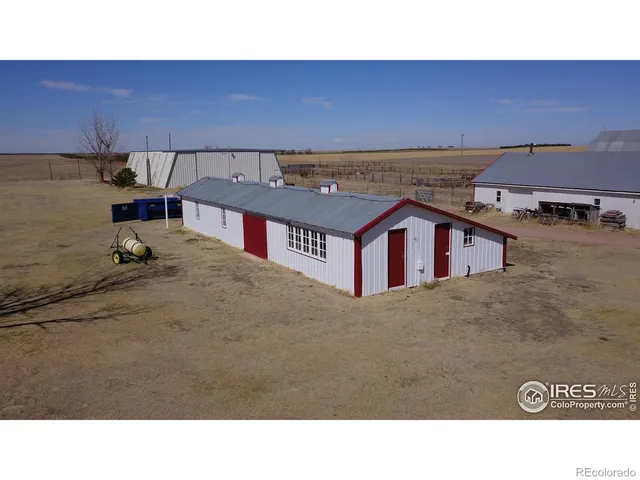 a black and white photo of a building