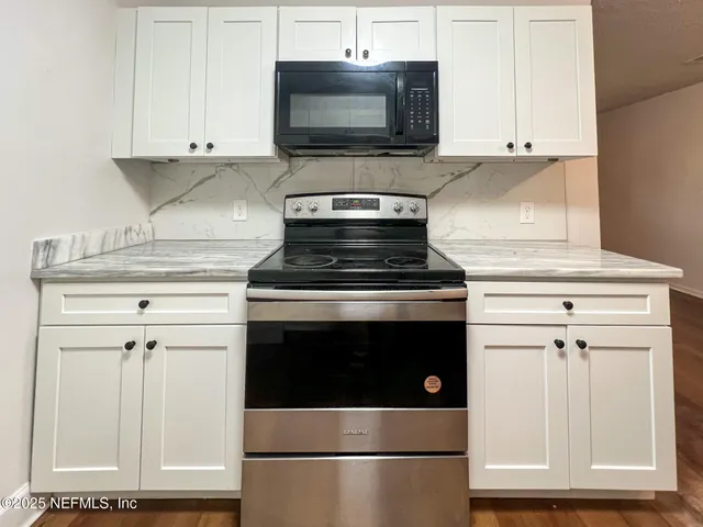 a view of house with backyard and trees