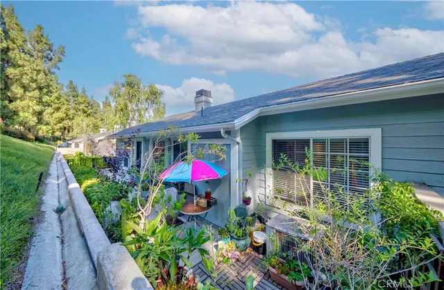 a view of a large yard with lots of green space and plants