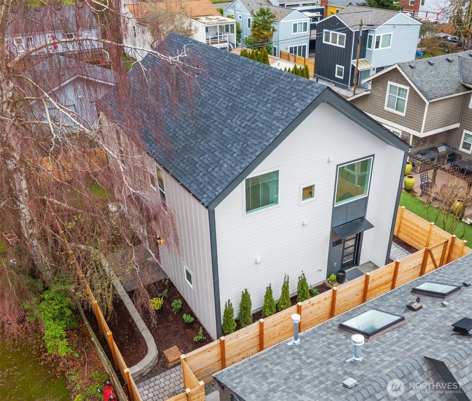 3436 33rd Avenue West, Unit 1 Seattle, WA 98199 - Photo 2 of 34