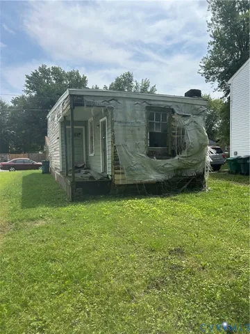 a view of a back yard
