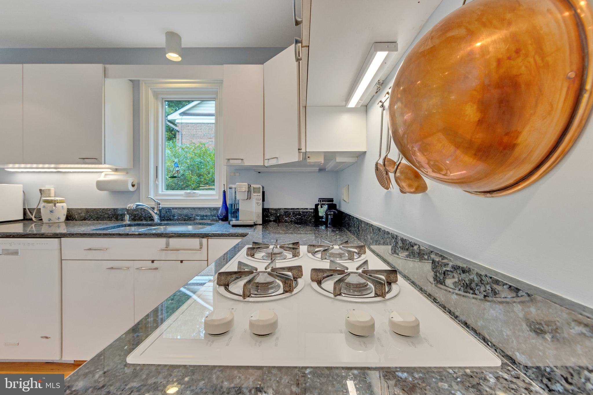 1142 Randolph Road McLean, VA 22101 - Photo 26 of 44 Gas cooktop