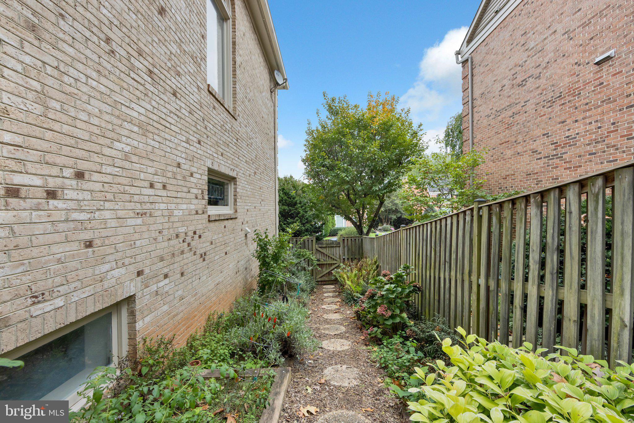 1142 Randolph Road McLean, VA 22101 - Photo 7 of 44 Right side of the house