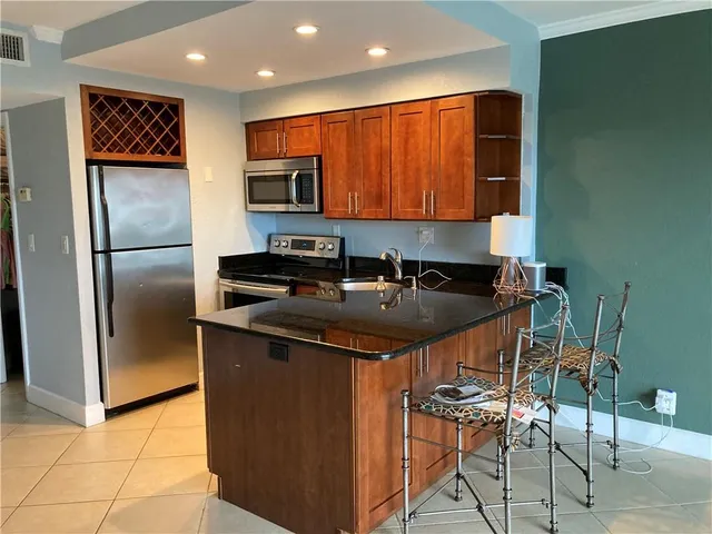 $1,700 | 2900 Northeast 30th Street, Unit 6E, Fort Lauderdale, FL 33306