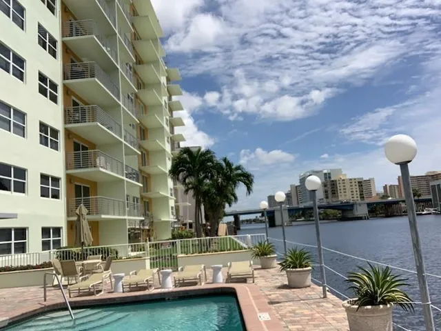 $1,700 | 2900 Northeast 30th Street, Unit 6E, Fort Lauderdale, FL 33306