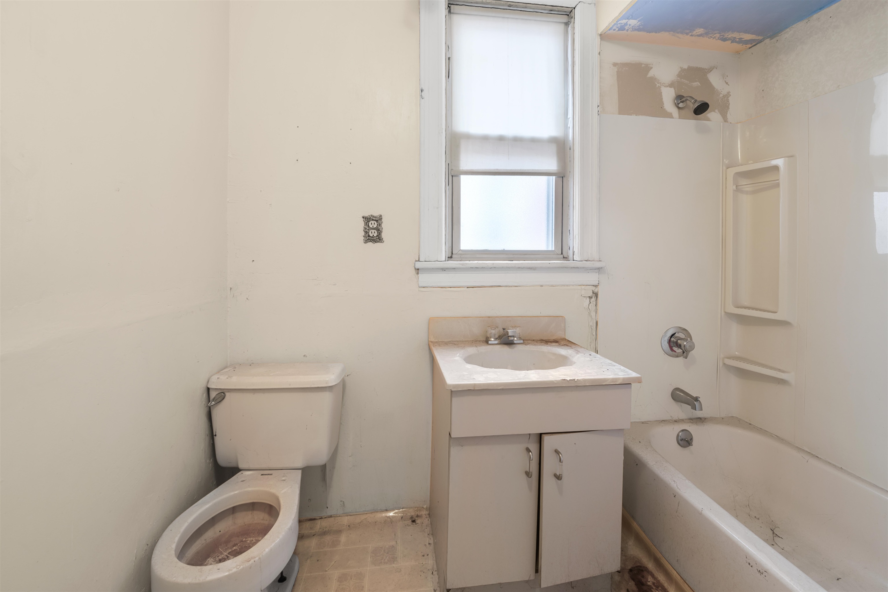 154 West 33rd Street Bayonne, NJ 07002 - Photo 2 of 40