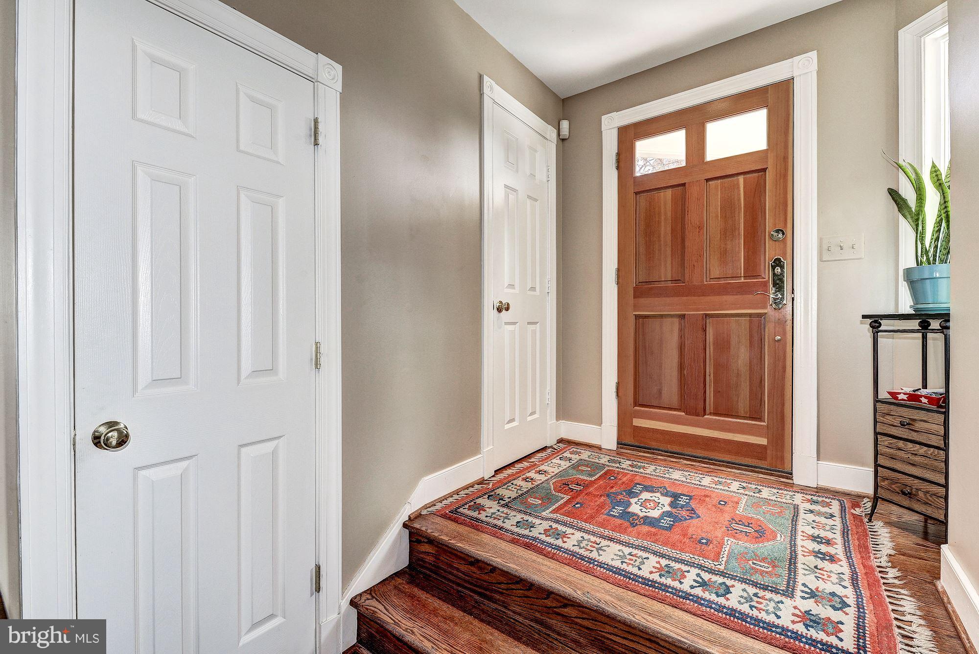 215 Park Road Alexandria, VA 22301 - Photo 3 of 30 Entry