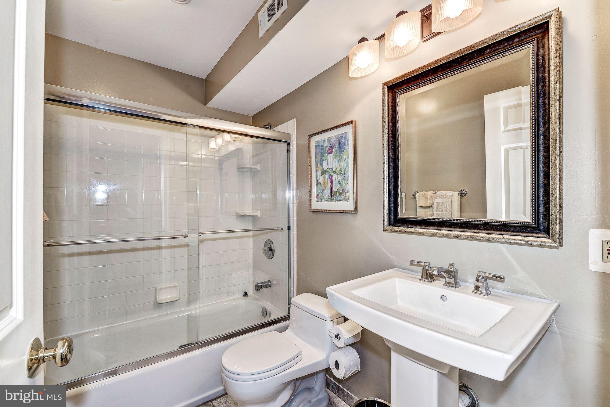 215 Park Road Alexandria, VA 22301 - Photo 22 of 30 Bath