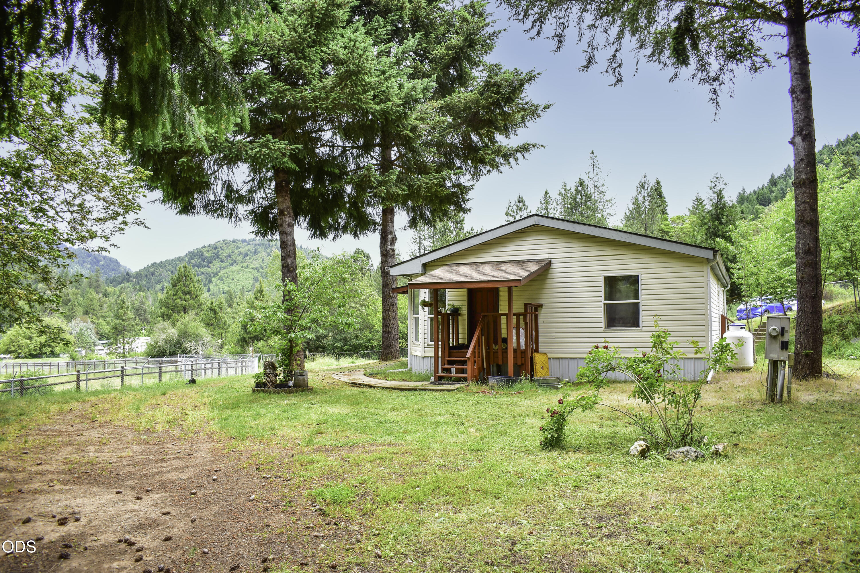 321 North Frontage Road Wolf Creek, OR 97497 - Photo 7 of 54