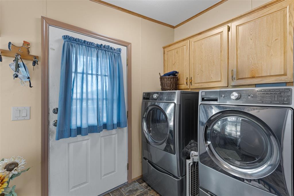6689 Southeast 55th Street Trenton, FL 32693 - Photo 18 of 83 a utility room with dryer and washer