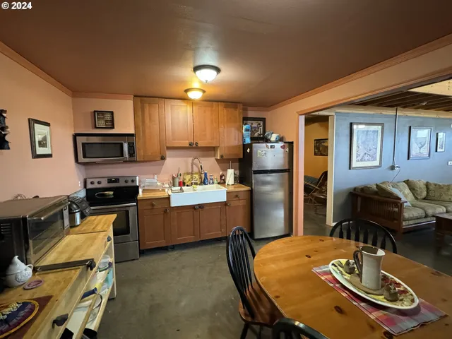 a view of a storage & utility room with washer and dryer