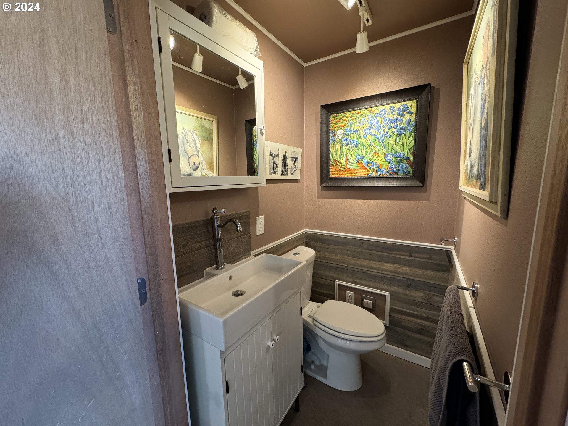 19 Newton Road Centerville, WA 98613 - Photo 33 of 48 a bathroom with a toilet a sink and a mirror
