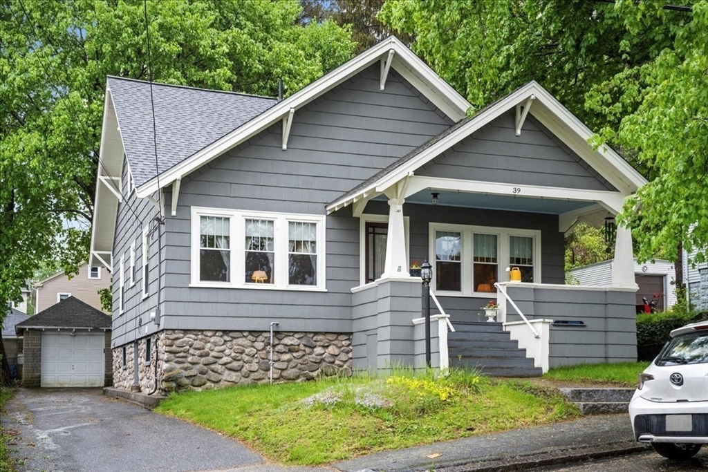 39 Kosta Street Worcester, MA 01607 - Photo 3 of 41 Gallery Image 3