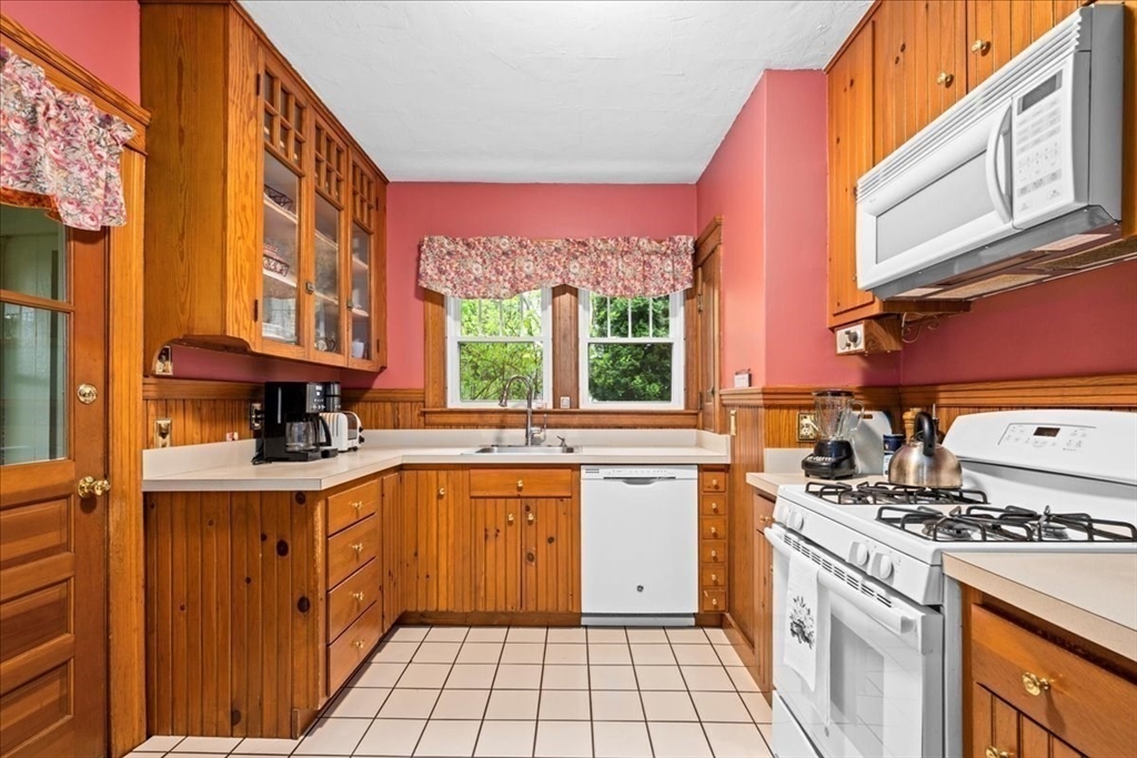 39 Kosta Street Worcester, MA 01607 - Photo 4 of 41 Gallery Image 4