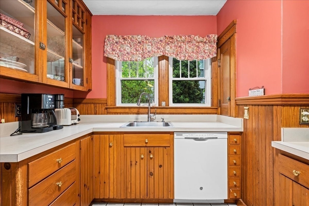39 Kosta Street Worcester, MA 01607 - Photo 5 of 41 Gallery Image 5