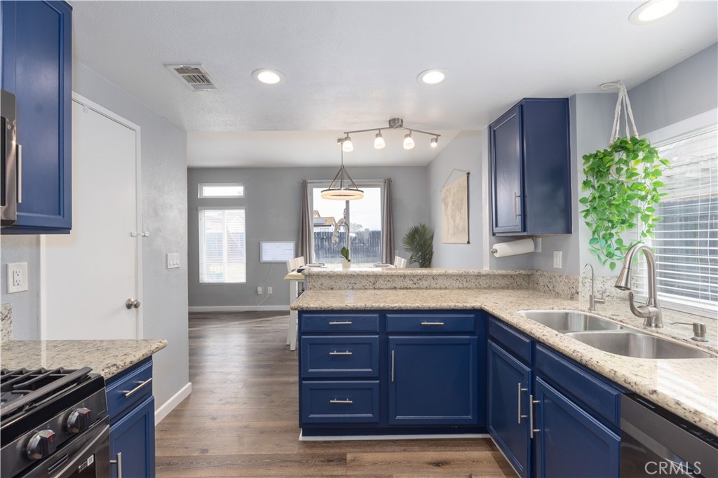 39640 Rustic Glen Drive Temecula, CA 92591 - Photo 3 of 25 Kitchen toward Dining