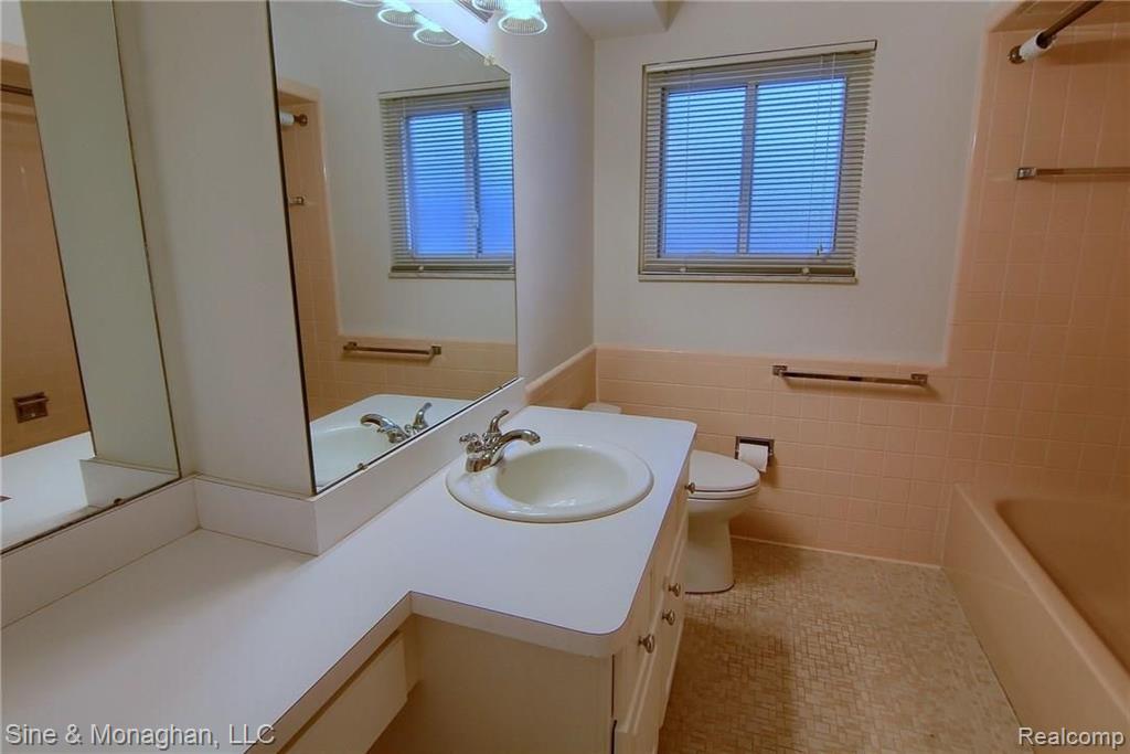 886 Harcourt Road Grosse Pointe Park, MI 48230 - Photo 24 of 39