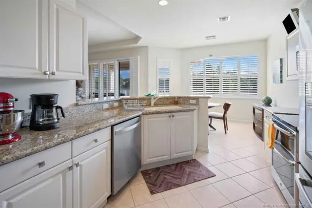 a view of livingroom with furniture