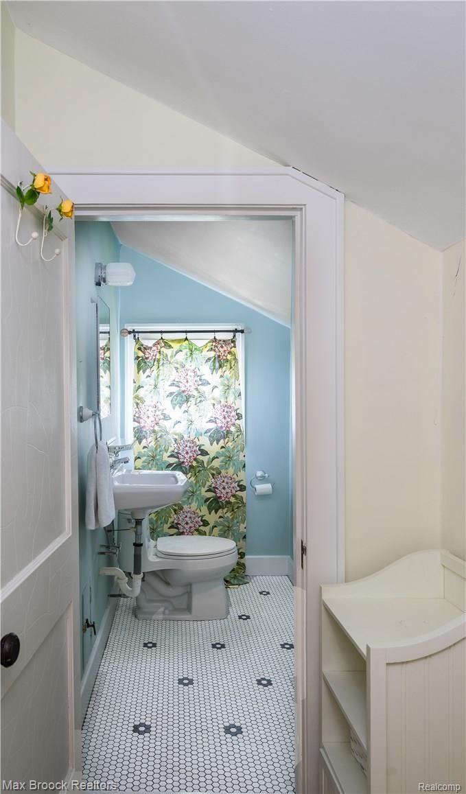 7 Hanover Road Pleasant Ridge, MI 48069 - Photo 15 of 22 Upper Level Lavatory