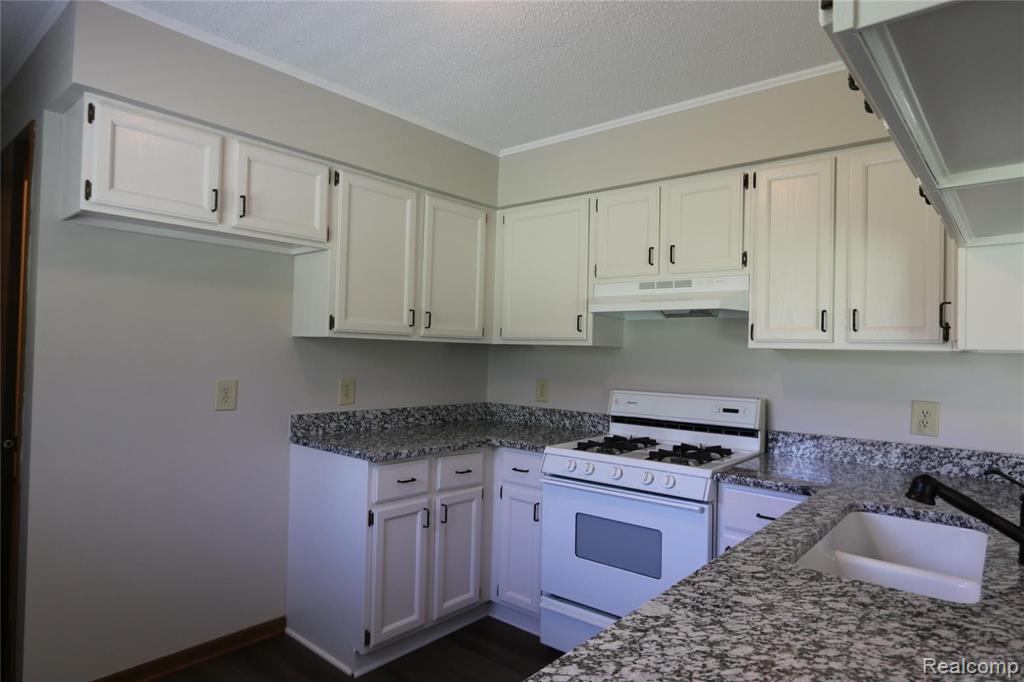 6040 West Coon Lake Road Howell, MI 48843 - Photo 17 of 58