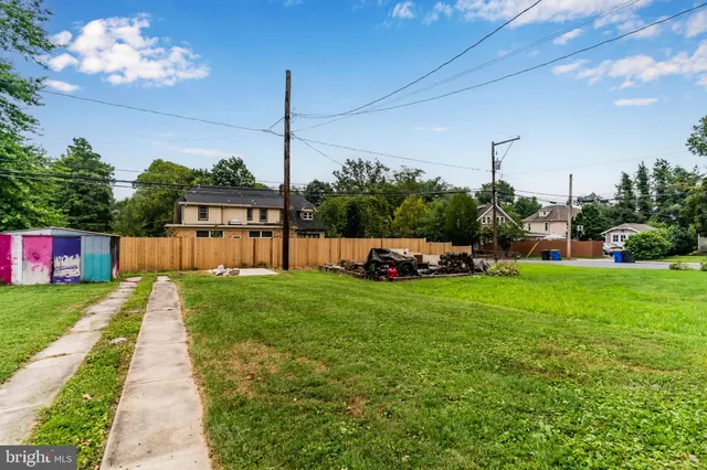 a view of a house with backyard and garden