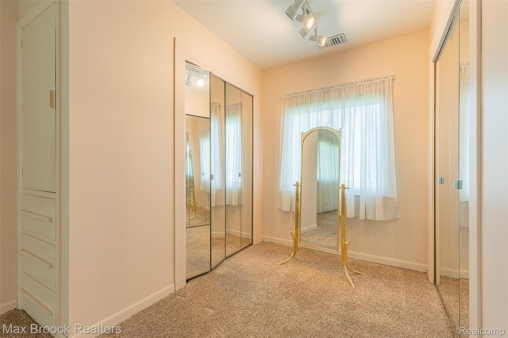 2355 West Wattles Road Troy, MI 48098 - Photo 39 of 53 2355 W Wattles-39.jpg