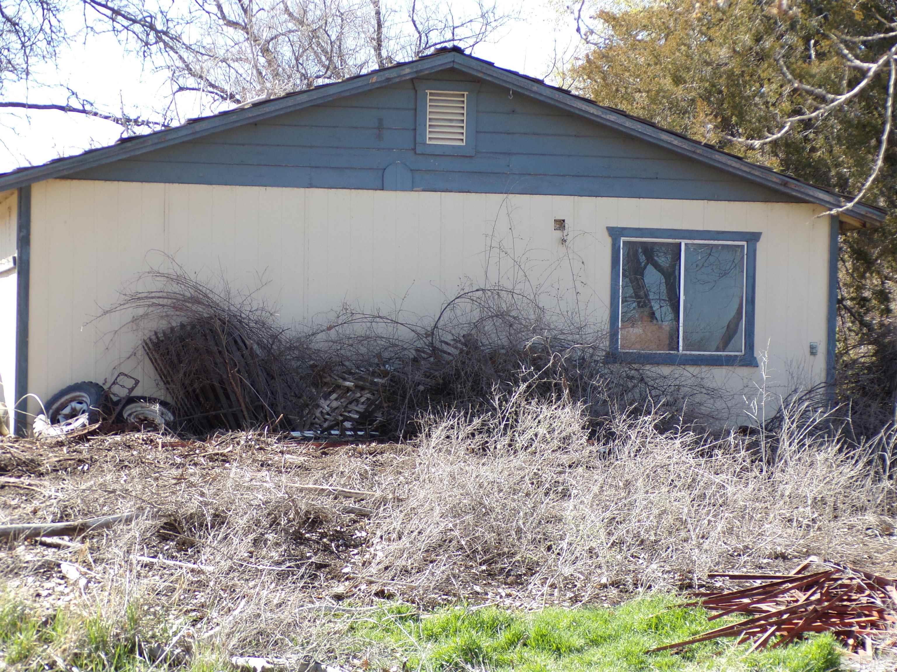 5890 Rivers Edge Drive Fallon, NV 89406 - Photo 16 of 24 a backyard of a house