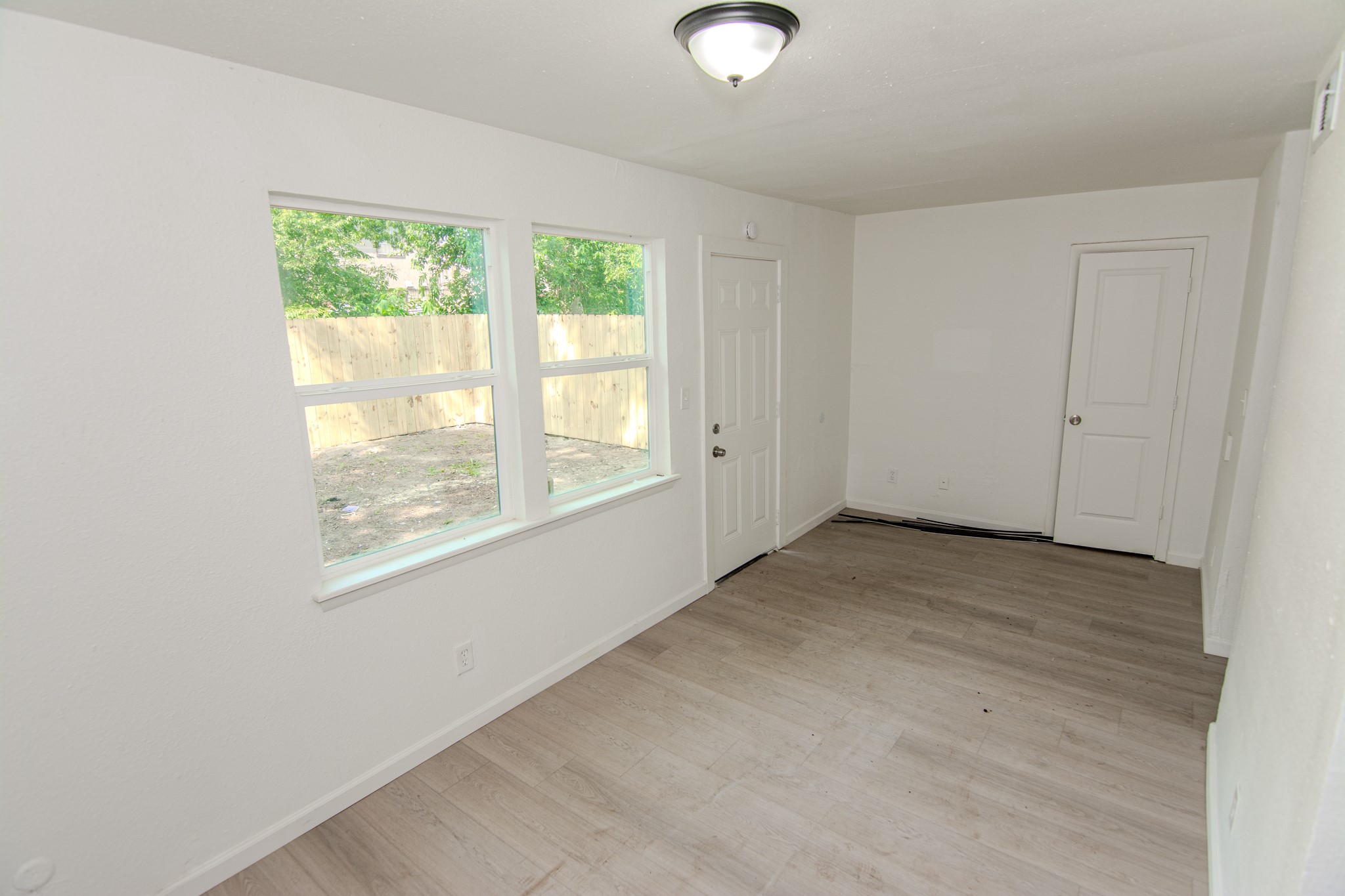 7867 Hamlet Street Houston, TX 77078 - Photo 5 of 14 Family Room with Pantry