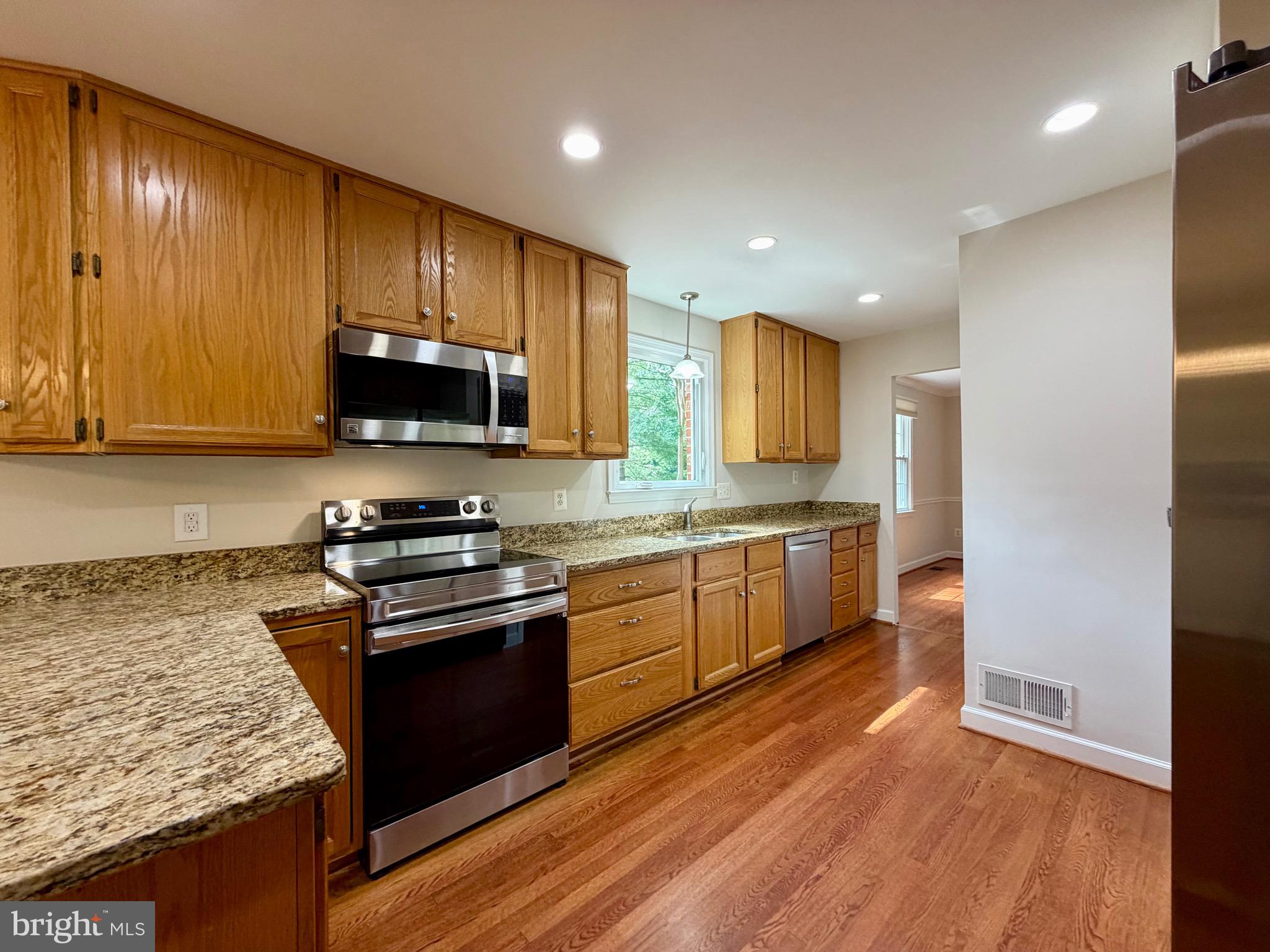 7216 Reservation Drive Springfield, VA 22153 - Photo 14 of 44 Stainless Steel Appliances