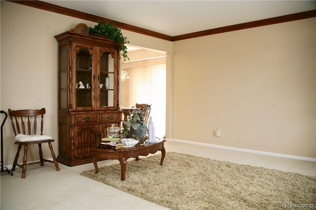360 Meadow Bridge Drive Rochester, MI 48307 - Photo 4 of 12 fullsizeoutput_7f4.jpeg