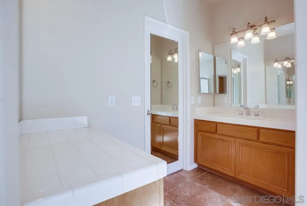 5163 Riverview Court Fallbrook, CA 92028 - Photo 41 of 75 a spacious bathroom with a bathtub sink and mirror