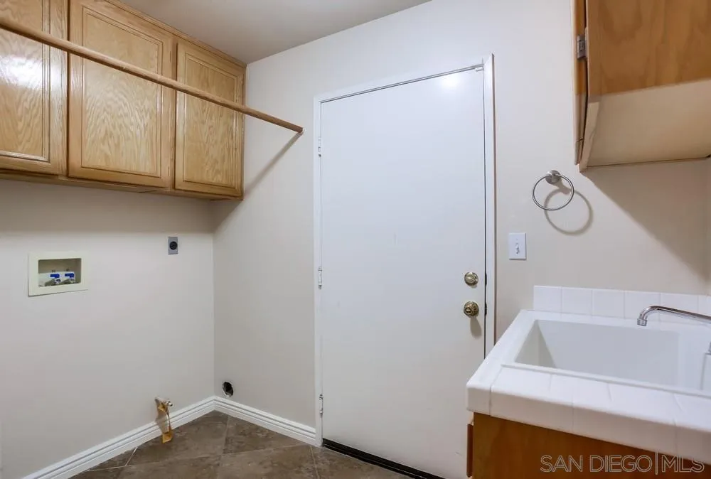 5163 Riverview Court Fallbrook, CA 92028 - Photo 60 of 75 a bathroom with a sink and a bathtub