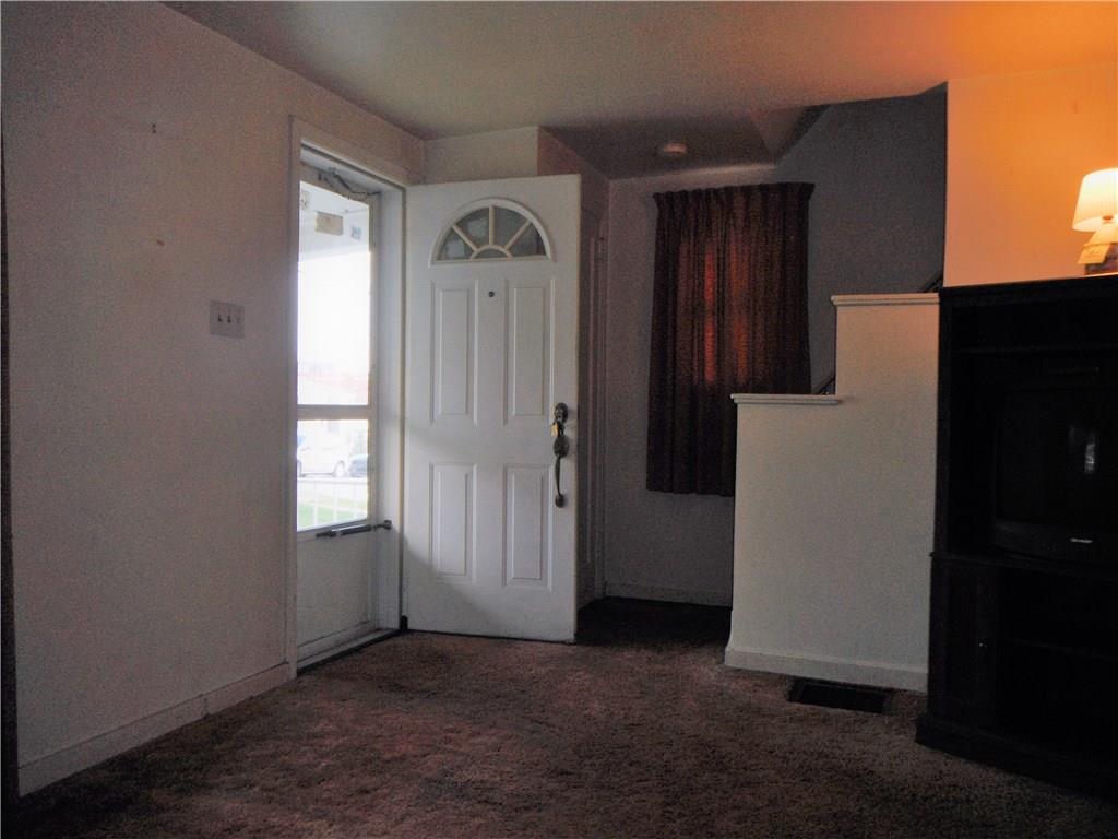 718 Springfield Street Pittsburgh, PA 15220 - Photo 3 of 14 ENTRY
