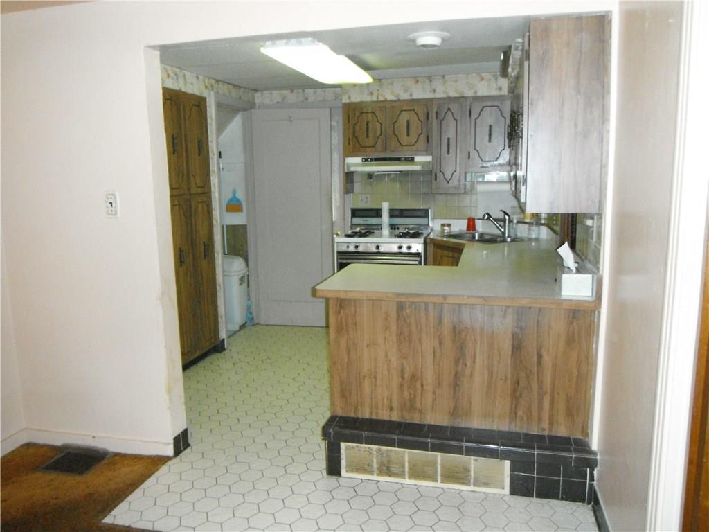 718 Springfield Street Pittsburgh, PA 15220 - Photo 6 of 14 KITCHEN