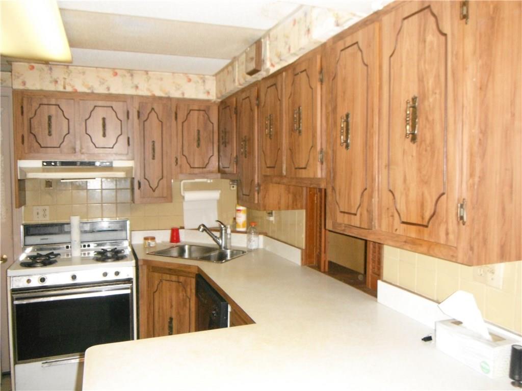 718 Springfield Street Pittsburgh, PA 15220 - Photo 7 of 14 KITCHEN