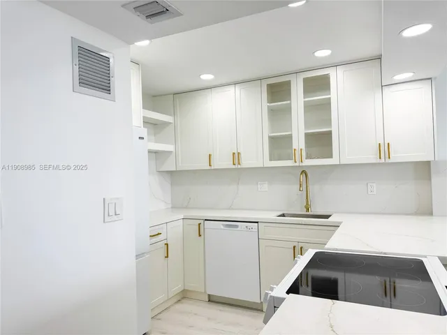 $2,500 | 3140 South Ocean Drive, Unit 2403, Hallandale Beach, FL 33009