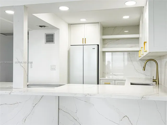 $2,500 | 3140 South Ocean Drive, Unit 2403, Hallandale Beach, FL 33009