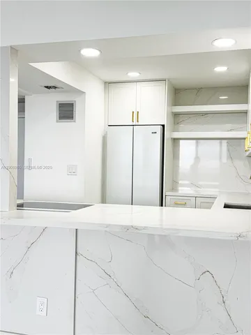 $2,500 | 3140 South Ocean Drive, Unit 2403, Hallandale Beach, FL 33009