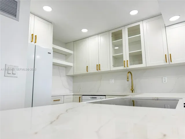 $2,500 | 3140 South Ocean Drive, Unit 2403, Hallandale Beach, FL 33009