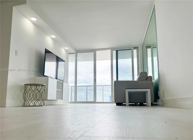 $2,500 | 3140 South Ocean Drive, Unit 2403, Hallandale Beach, FL 33009
