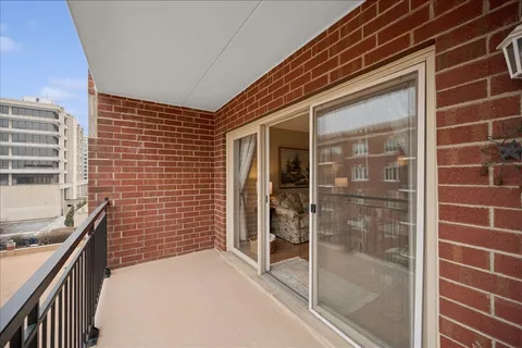 $249,000 | 5005 Warren Street, Unit 506, Skokie, IL 60077