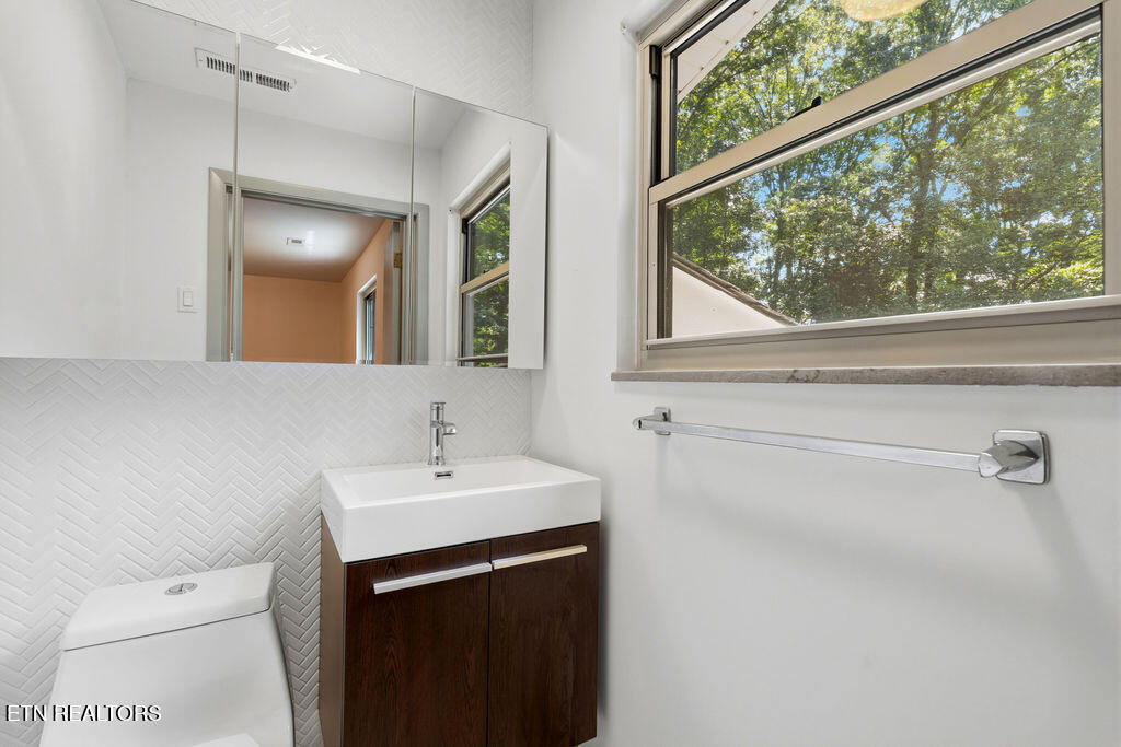853 West Outer Drive Oak Ridge, TN 37830 - Photo 34 of 59 Half Bathroom