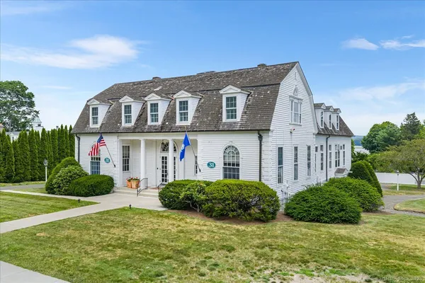 a view of a yard in front of house