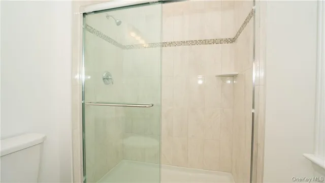 a black and white photo of a building