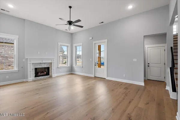 $365,900 | 842 Coahoma Court, Nesbit, MS 38651