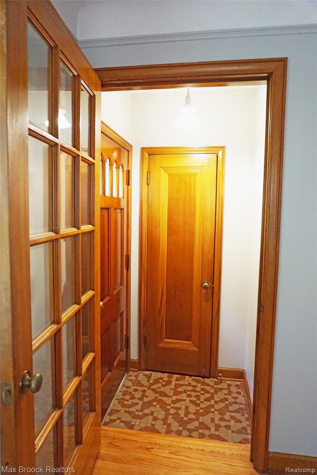 451 Cloverly Road Grosse Pointe, MI 48236 - Photo 3 of 31 Front Entryway